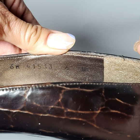 STUART WEITZMAN size 6 crocodile embossed patent leather pumps - Picture 7 of 7